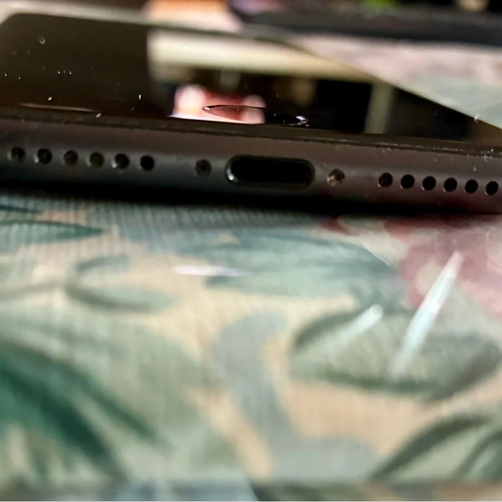 Apple 8 iPhone64GB with Black Finish